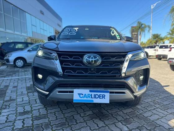 TOYOTA HILUX SW4 2.8 D-4D TURBO DIESEL SRX 7L 4X4 AUTOMÁTICO TOYOTA HILUX SW4 2.8 D-4D TURBO DIESEL SRX 7L 4X4 AUTOMÁTICO